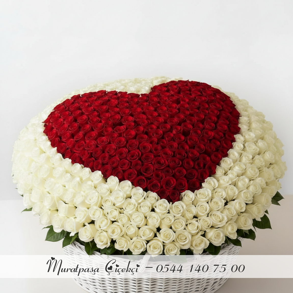 301 Adet Büyük Sepette Kırmızı Ve Beyaz Gül