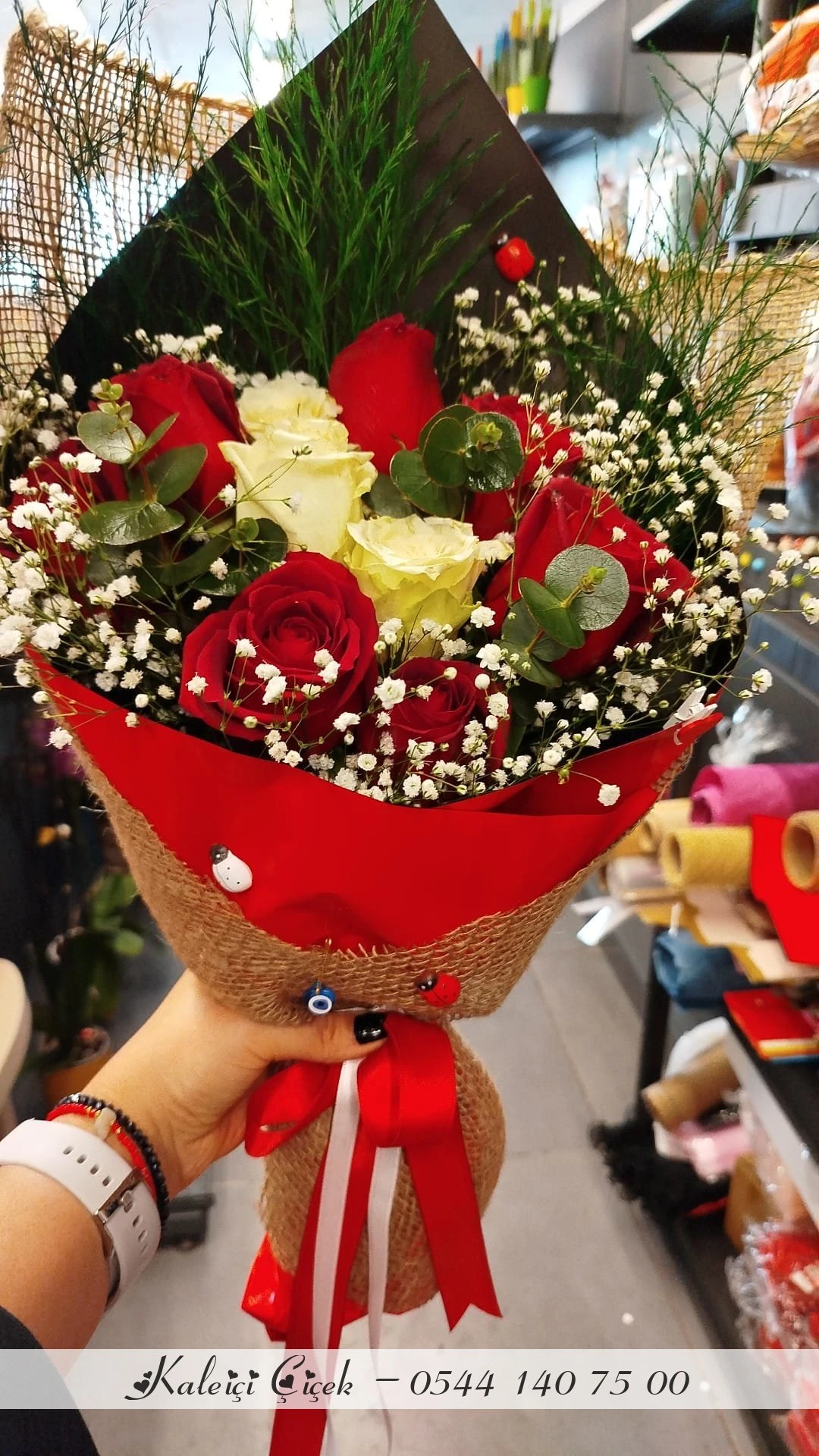 8 Kirmizi, 3 Beyaz Gül Buketi̇