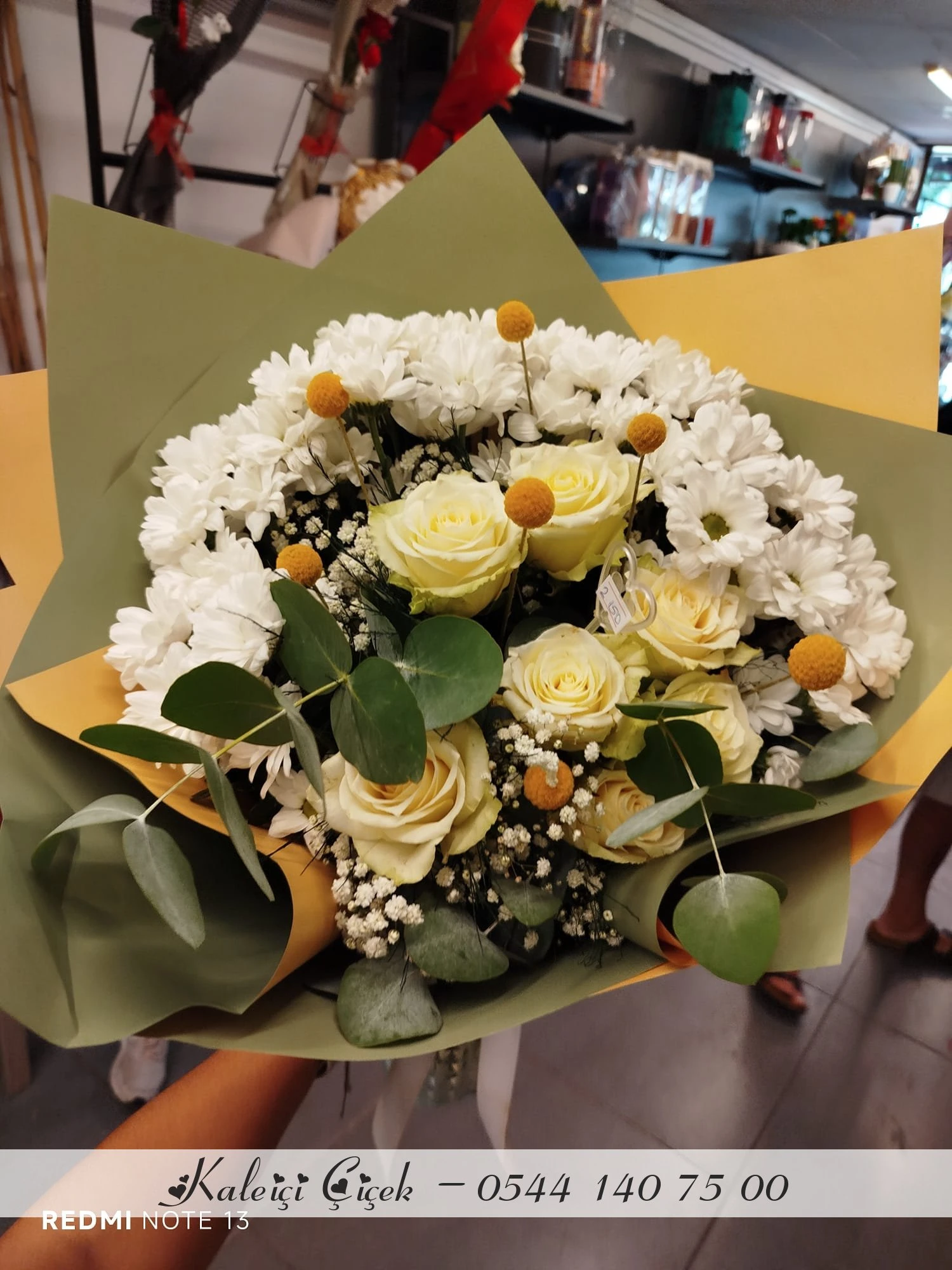 Beyaz Gül Ve Papatyalar