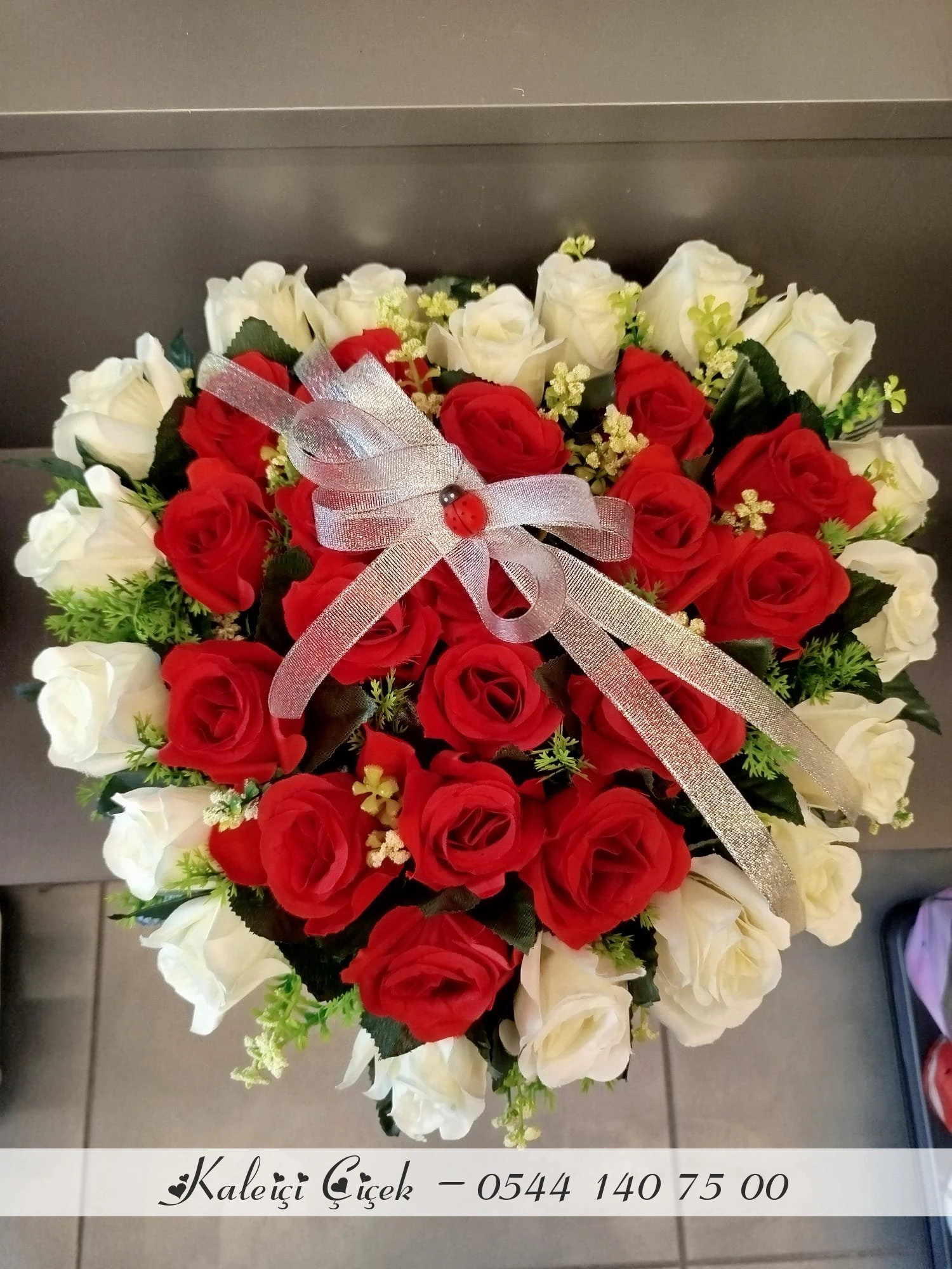 Kalpli Kutuda Kırmızı Beyaz Yapay Güller