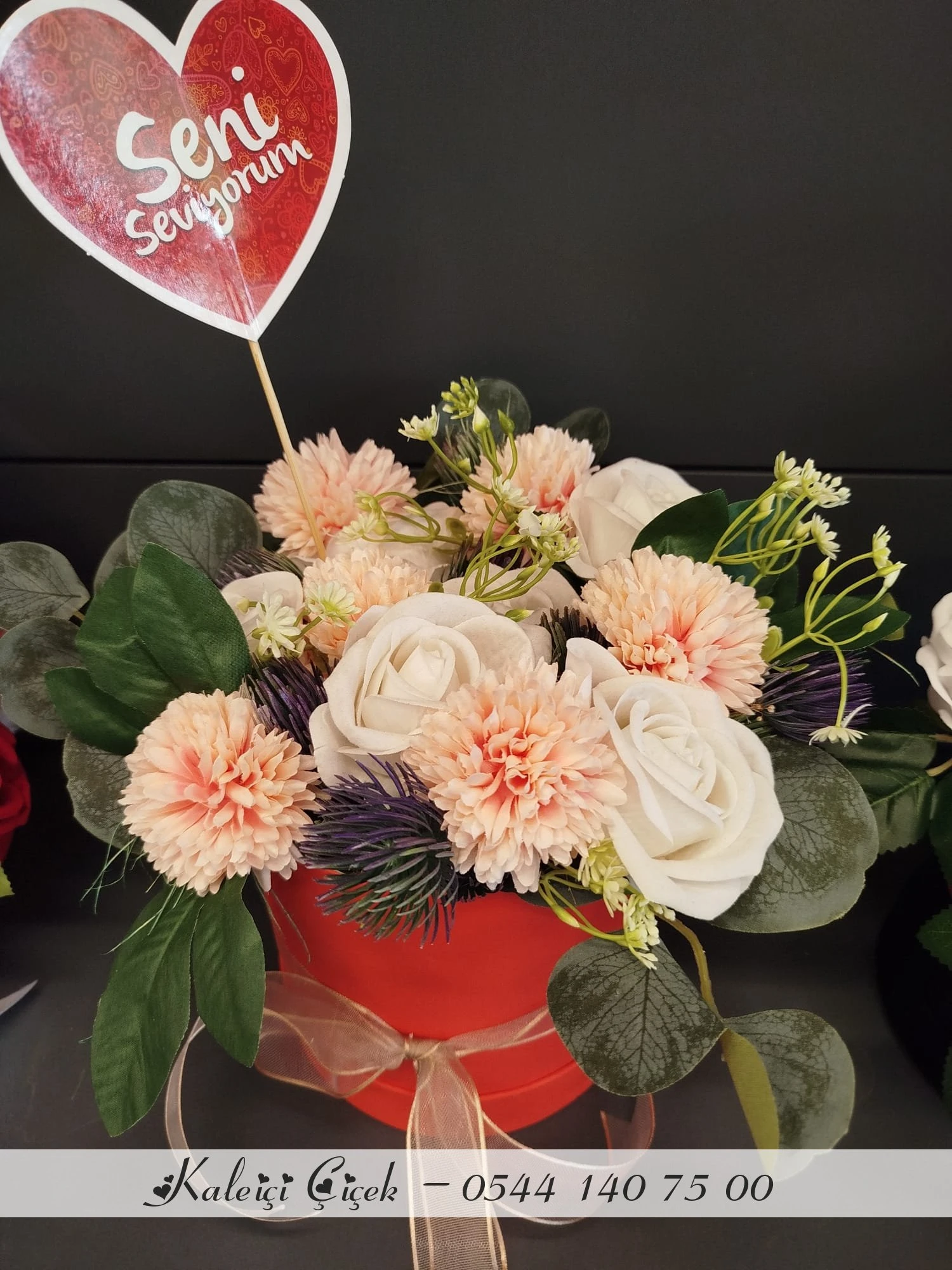 Kutuda Gül Ve Anastasyalar