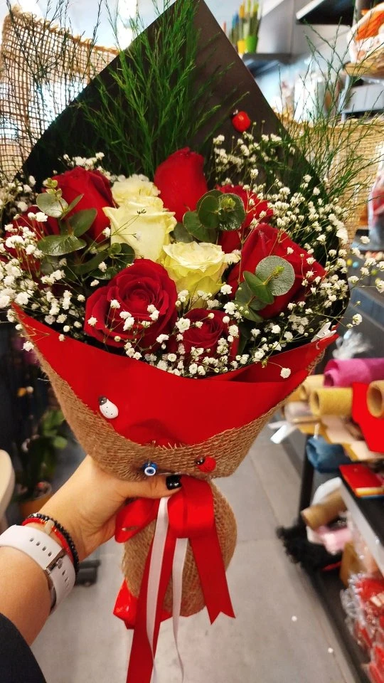 8 Kirmizi, 3 Beyaz Gül Buketi̇