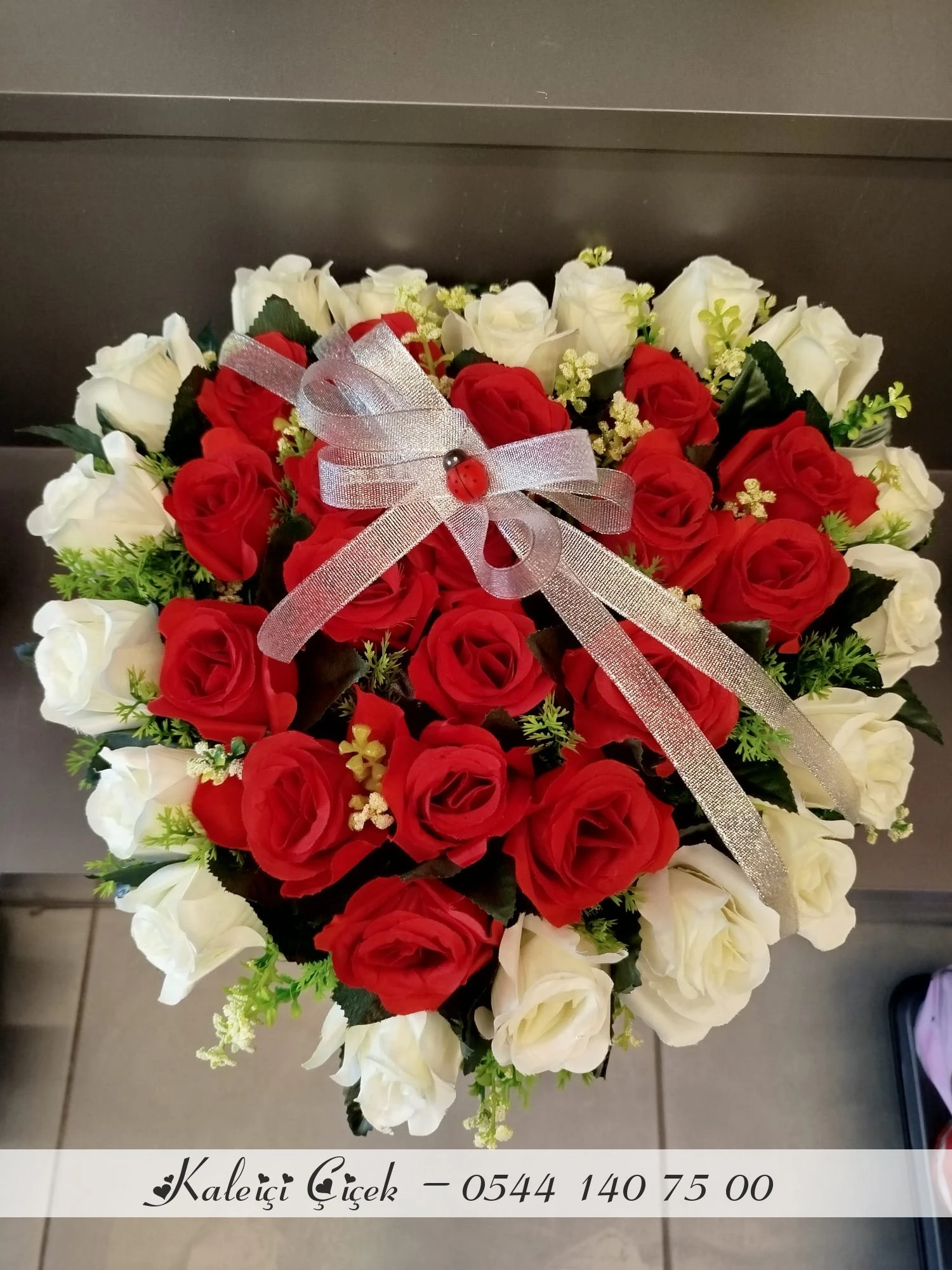 Kalpli Kutuda Kırmızı Beyaz Yapay Güller