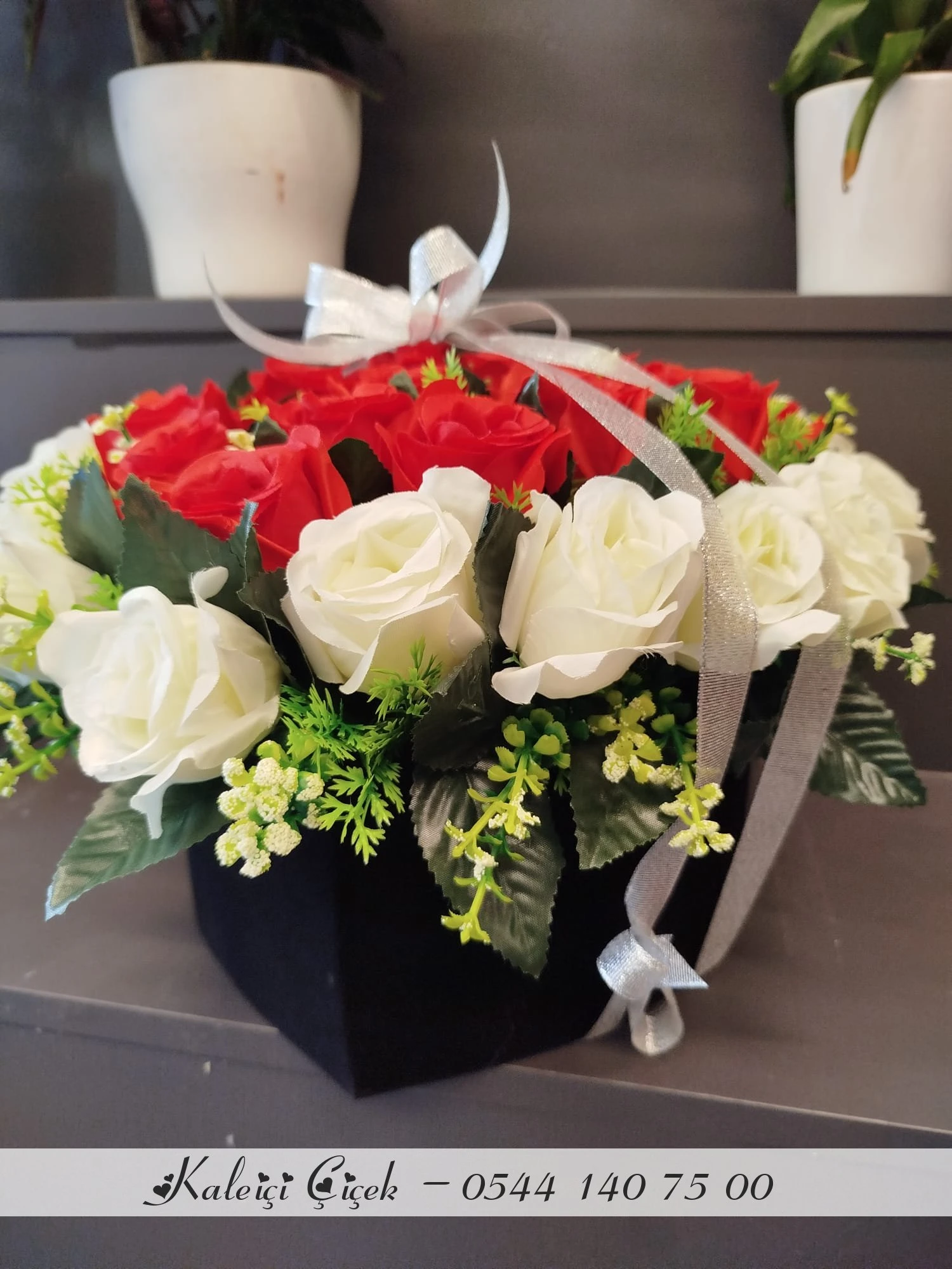 Kalpli Kutuda Kırmızı Beyaz Yapay Güller