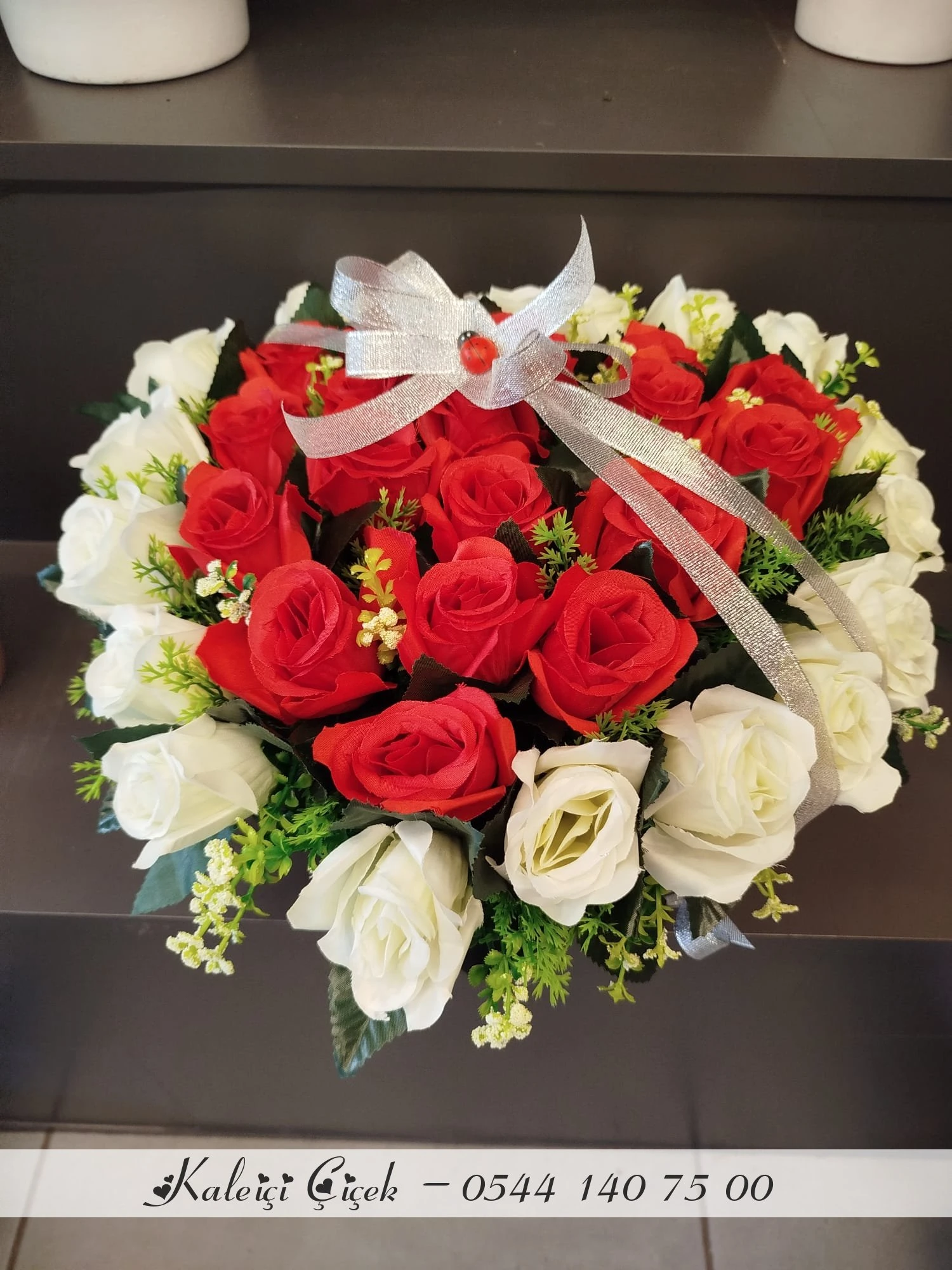 Kalpli Kutuda Kırmızı Beyaz Yapay Güller