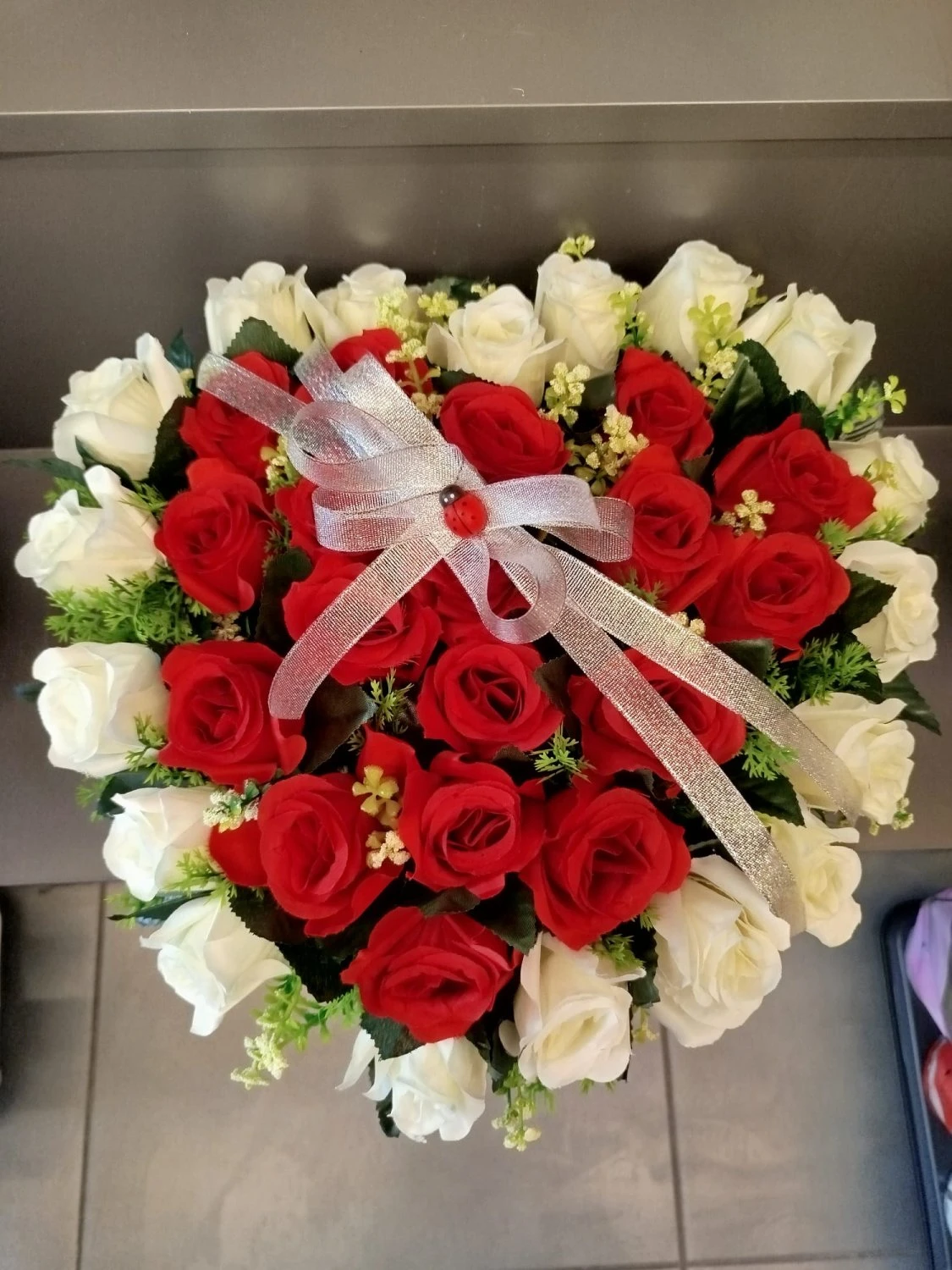 Kalpli Kutuda Kırmızı Beyaz Yapay Güller